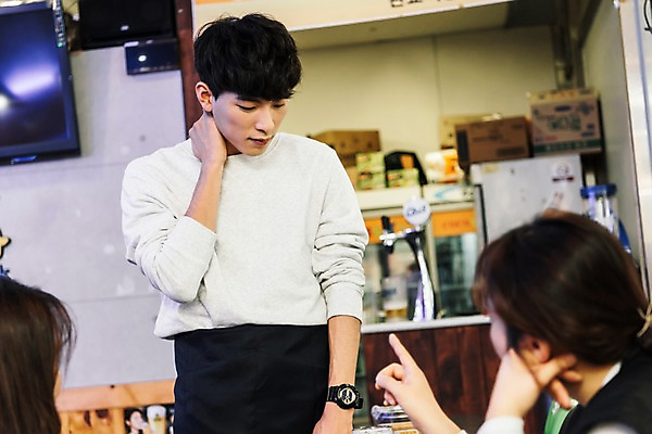 포토 JPG 여자 남자 실내 고개숙이기 상반신 20대 성인 앞모습 세명 청춘 한국인 꾸지람 고객 아르바이트 지적 치킨집 최저임금 비정규직 블랙컨슈머 국내포토 뷰포인트 컨셉 비즈니스 모션 숙이기 사람 동양인 청년 내부 경제 상점 체벌 파일형식