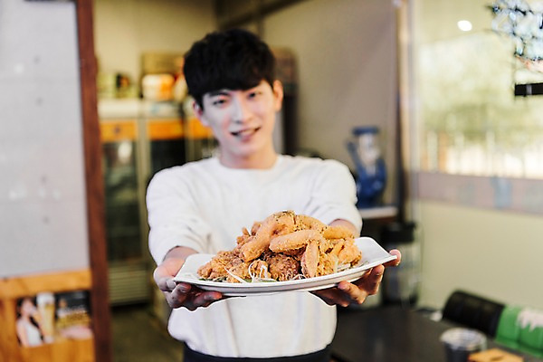 포토 JPG 남자 실내 한명 상반신 20대 성인 앞모습 청춘 프라이드치킨 한국인 서빙 아르바이트 치킨집 성인남자한명만 최저임금 비정규직 국내포토 1 뷰포인트 컨셉 비즈니스 사람 동양인 청년 내부 경제 상점 치킨 남자한명만 성인남자만 파일형식