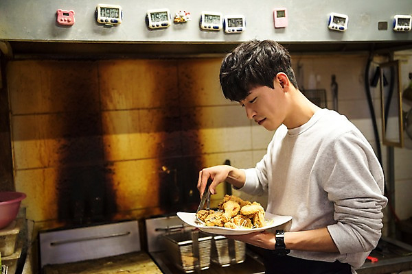 포토 JPG 남자 실내 집게 한명 상반신 20대 성인 옆모습 청춘 주방 치킨 프라이드치킨 한국인 기름 아르바이트 타이머 치킨집 성인남자한명만 최저임금 비정규직 국내포토 1 음식 뷰포인트 컨셉 비즈니스 사람 동양인 청년 내부 경제 상점 닭고기요리 남자한명만 성인남자만 파일형식