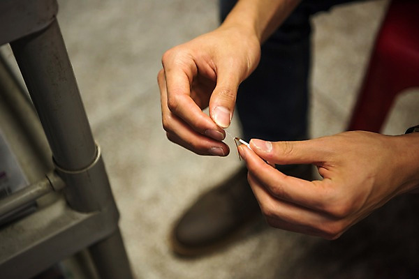 포토 JPG 손 남자 실내 한명 20대 성인 신체부위 청춘 한국인 상처 아르바이트 다침 치킨집 화상 성인남자한명만 최저임금 비정규직 국내포토 1 컨셉 비즈니스 사람 동양인 청년 내부 경제 상점 남자한명만 성인남자만 파일형식