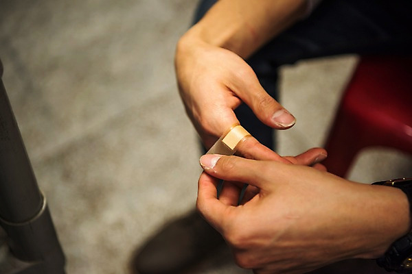 포토 JPG 손 남자 실내 한명 20대 성인 신체부위 청춘 한국인 반창고 상처 아르바이트 치킨집 화상 성인남자한명만 최저임금 비정규직 국내포토 1 컨셉 비즈니스 사람 동양인 청년 내부 경제 상점 의료용품 남자한명만 성인남자만 파일형식