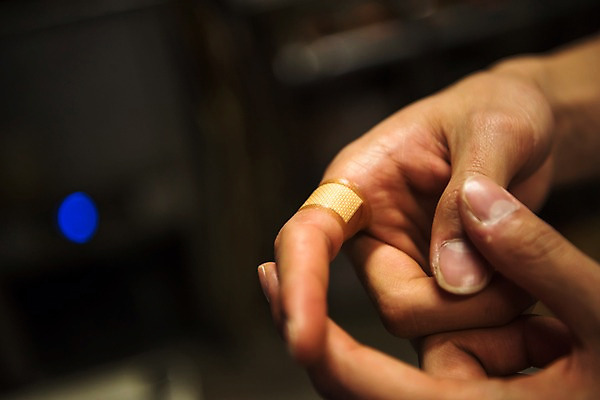 포토 JPG 손 남자 실내 한명 20대 성인 신체부위 청춘 한국인 반창고 상처 아르바이트 치킨집 화상 성인남자한명만 최저임금 비정규직 국내포토 1 컨셉 비즈니스 사람 동양인 청년 내부 경제 상점 의료용품 남자한명만 성인남자만 파일형식