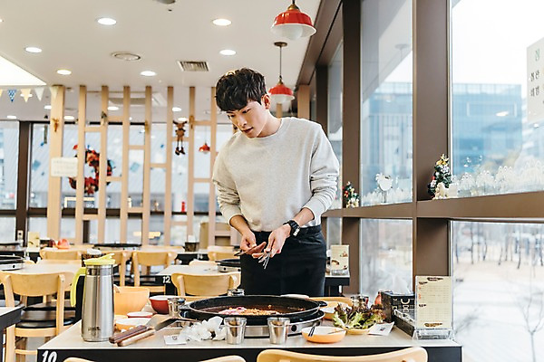 포토 JPG 주간 남자 식탁 수저 실내 한명 상반신 20대 성인 앞모습 청춘 식당 한국인 지저분함 상추 물병 물컵 정리 아르바이트 성인남자한명만 내려보기 최저임금 비정규직 국내포토 자연요소 1 식기 뷰포인트 컨셉 채소 비즈니스 모션 탁자 사람 동양인 청년 내부 컵 경제 상점 감각 물통 남자한명만 성인남자만 파일형식