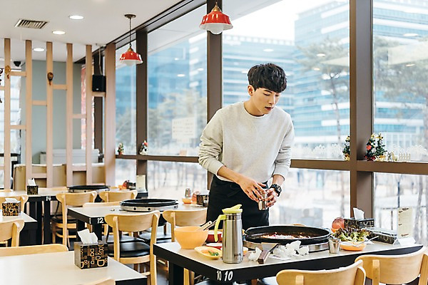 포토 JPG 주간 그릇 남자 식탁 수저 실내 한명 들기 상반신 20대 성인 앞모습 청춘 식당 한국인 물병 물컵 냅킨 정리 아르바이트 성인남자한명만 최저임금 비정규직 국내포토 자연요소 1 식기 뷰포인트 컨셉 비즈니스 모션 탁자 사람 동양인 청년 내부 컵 경제 상점 물통 남자한명만 성인남자만 파일형식