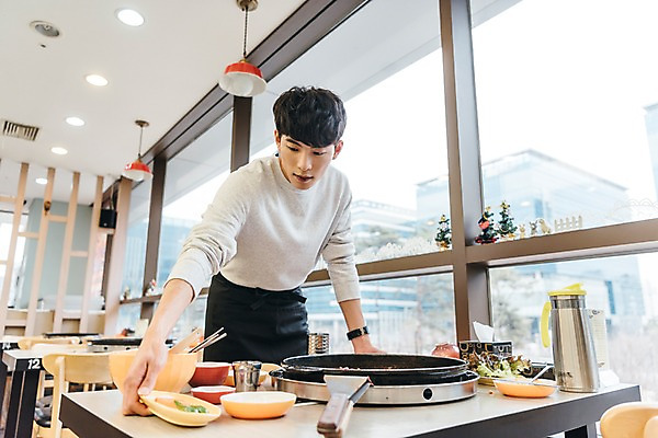 포토 JPG 주간 남자 식탁 수저 실내 한명 상반신 20대 성인 앞모습 청춘 식당 한국인 물병 창가 냅킨 정리 불판 아르바이트 성인남자한명만 최저임금 비정규직 국내포토 자연요소 1 식기 뷰포인트 컨셉 비즈니스 창문 탁자 사람 동양인 청년 내부 경제 상점 물통 남자한명만 성인남자만 파일형식