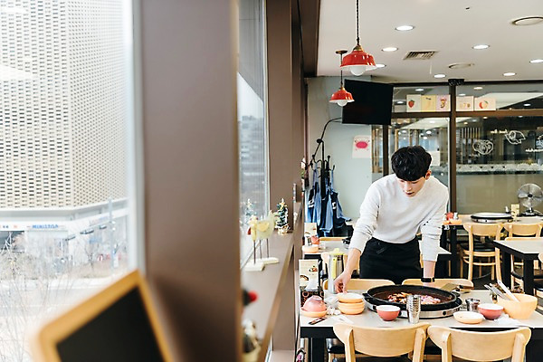 포토 JPG 주간 남자 의자 식탁 전등 수저 실내 한명 상반신 20대 성인 앞모습 청춘 식당 한국인 물컵 정리 불판 아르바이트 성인남자한명만 최저임금 비정규직 국내포토 자연요소 1 식기 뷰포인트 가구 컨셉 비즈니스 탁자 조명 사람 동양인 청년 내부 컵 경제 상점 남자한명만 성인남자만 파일형식