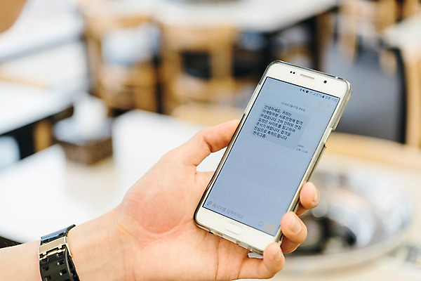 포토 JPG 문자 손 남자 실내 한명 20대 성인 신체부위 스마트폰 청춘 식당 한국인 합격 불판 아르바이트 성인남자한명만 최저임금 비정규직 국내포토 1 컨셉 비즈니스 사람 동양인 청년 내부 경제 핸드폰 스마트기기 상점 남자한명만 성인남자만 파일형식