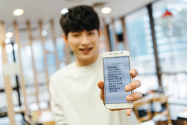 포토 JPG 주간 문자 남자 실내 한명 상반신 20대 성인 앞모습 스마트폰 청춘 식당 기쁨 한국인 합격 아르바이트 성인남자한명만 최저임금 비정규직 국내포토 자연요소 1 감정 뷰포인트 컨셉 비즈니스 사람 동양인 청년 내부 경제 핸드폰 스마트기기 상점 남자한명만 성인남자만 파일형식