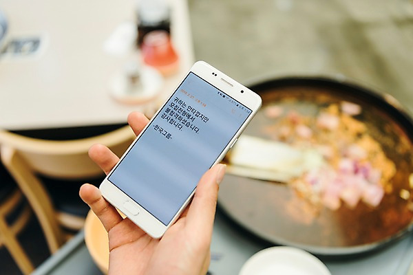 포토 JPG 문자 손 남자 실내 한명 20대 성인 신체부위 스마트폰 청춘 한국인 불판 아르바이트 불합격 성인남자한명만 비정규직 국내포토 1 컨셉 비즈니스 사람 동양인 청년 내부 핸드폰 스마트기기 남자한명만 성인남자만 파일형식