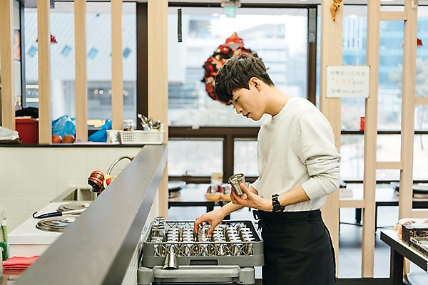 포토 JPG 주간 남자 식탁 실내 한명 상반신 20대 성인 옆모습 청춘 주방 식당 한국인 물컵 개수대 정리 아르바이트 성인남자한명만 최저임금 비정규직 국내포토 자연요소 1 뷰포인트 컨셉 비즈니스 탁자 사람 동양인 청년 내부 컵 경제 상점 남자한명만 성인남자만 파일형식