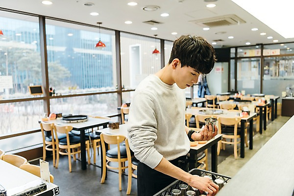 포토 JPG 주간 남자 의자 식탁 실내 한명 상반신 20대 성인 옆모습 청춘 식당 한국인 물컵 정리 아르바이트 성인남자한명만 최저임금 비정규직 국내포토 자연요소 1 뷰포인트 가구 컨셉 비즈니스 탁자 사람 동양인 청년 내부 컵 경제 상점 남자한명만 성인남자만 파일형식