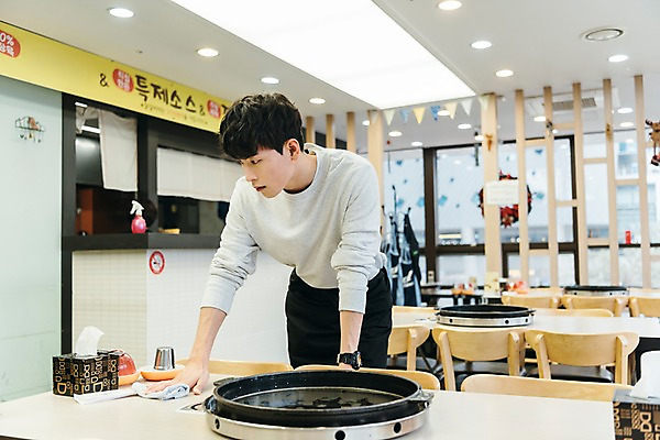 포토 JPG 주간 남자 식탁 실내 한명 상반신 20대 성인 앞모습 청춘 식당 한국인 냅킨 불판 닦기 아르바이트 행주 성인남자한명만 최저임금 비정규직 국내포토 자연요소 1 뷰포인트 컨셉 비즈니스 모션 탁자 사람 동양인 청년 내부 경제 상점 청소도구 남자한명만 성인남자만 파일형식