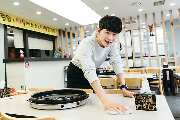 포토 JPG 주간 남자 식탁 실내 한명 상반신 20대 성인 앞모습 청춘 식당 한국인 냅킨 불판 닦기 아르바이트 행주 성인남자한명만 최저임금 비정규직 국내포토 자연요소 1 뷰포인트 컨셉 비즈니스 모션 탁자 사람 동양인 청년 내부 경제 상점 청소도구 남자한명만 성인남자만 파일형식