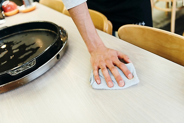 포토 JPG 주간 손 남자 식탁 실내 한명 20대 성인 신체부위 청춘 식당 한국인 불판 닦기 아르바이트 행주 성인남자한명만 최저임금 비정규직 국내포토 자연요소 1 컨셉 비즈니스 모션 탁자 사람 동양인 청년 내부 경제 상점 청소도구 남자한명만 성인남자만 파일형식