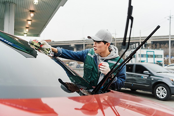 포토 JPG 주간 남자 도로 자동차 유리 한명 상반신 20대 성인 야외 옆모습 청춘 한국인 걸레 닦기 주유소 아르바이트 세차 성인남자한명만 최저임금 비정규직 국내포토 자연요소 1 길 육상교통 뷰포인트 컨셉 비즈니스 교통시설 모션 재질 사람 동양인 청년 경제 청소도구 남자한명만 성인남자만 파일형식