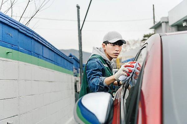 포토 JPG 주간 남자 자동차 한명 상반신 20대 성인 야외 옆모습 청춘 한국인 걸레 닦기 주유소 아르바이트 세차 성인남자한명만 최저임금 비정규직 국내포토 자연요소 1 육상교통 뷰포인트 컨셉 비즈니스 모션 사람 동양인 청년 경제 청소도구 남자한명만 성인남자만 파일형식