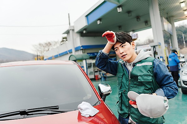 포토 JPG 주간 남자 자동차 들기 상반신 20대 성인 야외 두명 옆모습 청춘 한국인 땀 걸레 닦기 주유기 주유소 아르바이트 세차 모자가게 최저임금 비정규직 국내포토 자연요소 육상교통 뷰포인트 컨셉 비즈니스 모션 사람 동양인 청년 경제 상점 기계 청소도구 주유 파일형식