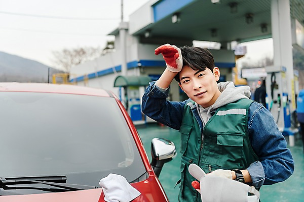 포토 JPG 주간 남자 자동차 한명 상반신 20대 성인 야외 앞모습 청춘 한국인 땀 걸레 닦기 주유기 주유소 아르바이트 세차 성인남자한명만 최저임금 비정규직 국내포토 자연요소 1 육상교통 뷰포인트 컨셉 비즈니스 모션 사람 동양인 청년 경제 기계 청소도구 주유 남자한명만 성인남자만 파일형식