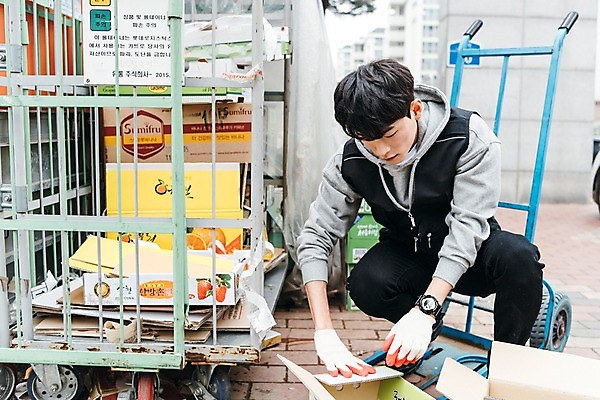 포토 JPG 주간 전신 남자 한명 앉기 20대 성인 야외 앞모습 청춘 쌓기 카트 재활용 한국인 종이상자 정리 마트 아르바이트 성인남자한명만 최저임금 비정규직 국내포토 자연요소 1 뷰포인트 컨셉 비즈니스 모션 사람 동양인 청년 경제 상자 상점 친환경 남자한명만 성인남자만 파일형식