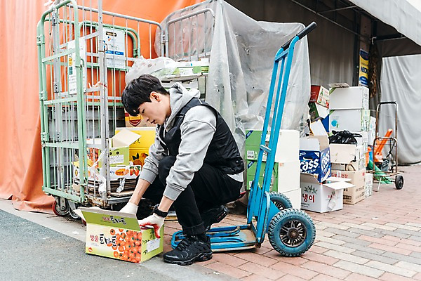 포토 JPG 주간 전신 남자 한명 앉기 20대 성인 야외 옆모습 청춘 펼침 한국인 종이상자 마트 아르바이트 짐수레 성인남자한명만 최저임금 비정규직 국내포토 자연요소 1 뷰포인트 컨셉 비즈니스 모션 사람 동양인 청년 경제 상자 상점 수레 남자한명만 성인남자만 파일형식