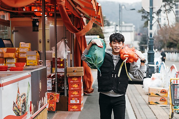 포토 JPG 주간 남자 가로등 양파 한명 들기 상반신 20대 성인 야외 앞모습 청춘 상점 전시 한국인 운반 상품 종이상자 마트 아르바이트 성인남자한명만 최저임금 비정규직 국내포토 자연요소 1 공공시설 뷰포인트 컨셉 채소 비즈니스 모션 사람 동양인 청년 경제 상자 남자한명만 성인남자만 파일형식