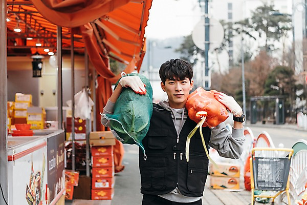 포토 JPG 주간 남자 양파 한명 상반신 20대 성인 야외 앞모습 청춘 한국인 짐 운반 상품 진열장 마트 아르바이트 성인남자한명만 최저임금 비정규직 국내포토 자연요소 1 뷰포인트 컨셉 채소 비즈니스 사람 동양인 청년 경제 상점 남자한명만 성인남자만 파일형식
