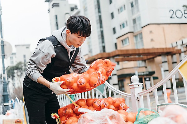 포토 JPG 주간 남자 양파 한명 들기 상반신 20대 성인 야외 앞모습 청춘 한국인 짐 운반 마트 아르바이트 성인남자한명만 내려보기 최저임금 비정규직 국내포토 자연요소 1 뷰포인트 컨셉 채소 비즈니스 모션 사람 동양인 청년 경제 상점 남자한명만 성인남자만 파일형식 인종 남자만 성인만