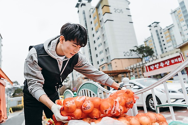 포토 JPG 주간 남자 양파 한명 미소 들기 상반신 20대 성인 야외 앞모습 청춘 상점 한국인 짐 운반 마트 아르바이트 성인남자한명만 최저임금 비정규직 국내포토 자연요소 1 뷰포인트 컨셉 채소 비즈니스 모션 표정 사람 동양인 청년 경제 남자한명만 성인남자만 파일형식