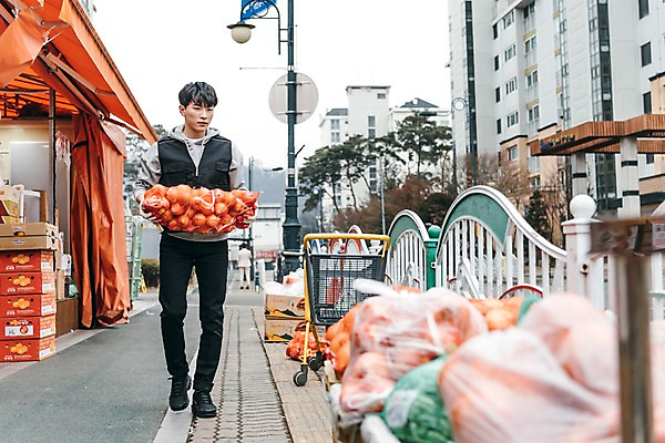 포토 JPG 주간 전신 남자 양파 한명 20대 성인 야외 앞모습 청춘 한국인 짐 운반 상품 마트 아르바이트 성인남자한명만 최저임금 비정규직 국내포토 자연요소 1 뷰포인트 컨셉 채소 비즈니스 사람 동양인 청년 경제 상점 남자한명만 성인남자만 파일형식