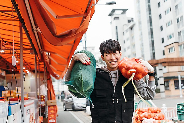 포토 JPG 주간 남자 양파 한명 미소 들기 상반신 20대 성인 야외 앞모습 청춘 한국인 짐 운반 마트 아르바이트 성인남자한명만 최저임금 비정규직 국내포토 자연요소 1 뷰포인트 컨셉 채소 비즈니스 모션 표정 사람 동양인 청년 경제 상점 남자한명만 성인남자만 파일형식