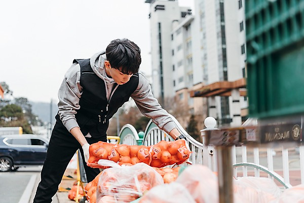 포토 JPG 주간 남자 자동차 양파 한명 들기 상반신 20대 성인 야외 앞모습 청춘 한국인 운반 마트 아르바이트 성인남자한명만 내려보기 최저임금 비정규직 국내포토 자연요소 1 육상교통 뷰포인트 컨셉 채소 비즈니스 모션 사람 동양인 청년 경제 상점 남자한명만 성인남자만 파일형식