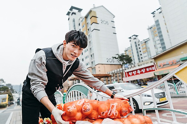 포토 JPG 주간 남자 양파 한명 미소 들기 상반신 20대 성인 야외 앞모습 청춘 상점 한국인 짐 운반 택시 마트 아르바이트 성인남자한명만 최저임금 비정규직 국내포토 자연요소 1 뷰포인트 컨셉 채소 비즈니스 모션 승용차 자동차 표정 사람 동양인 청년 경제 남자한명만 성인남자만 파일형식