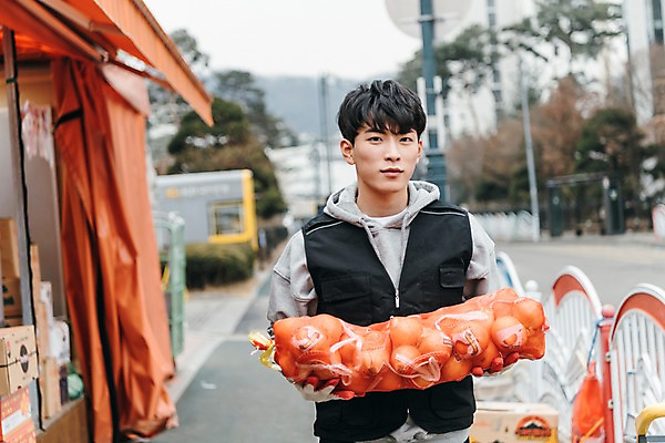 포토 JPG 주간 남자 양파 한명 들기 상반신 20대 성인 야외 앞모습 청춘 한국인 운반 마트 아르바이트 성인남자한명만 최저임금 비정규직 국내포토 자연요소 1 뷰포인트 컨셉 채소 비즈니스 모션 사람 동양인 청년 경제 상점 남자한명만 성인남자만 파일형식