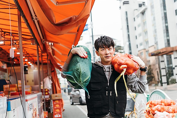 포토 JPG 주간 남자 양파 한명 상반신 20대 성인 야외 앞모습 청춘 한국인 운반 상품 마트 아르바이트 성인남자한명만 최저임금 비정규직 국내포토 자연요소 1 뷰포인트 컨셉 채소 비즈니스 사람 동양인 청년 경제 상점 남자한명만 성인남자만 파일형식