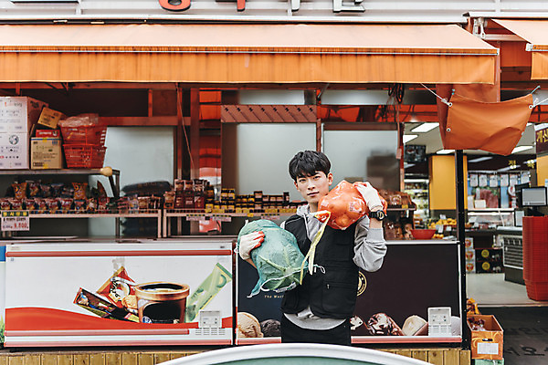 포토 JPG 주간 남자 양파 한명 상반신 20대 성인 야외 앞모습 청춘 전시 한국인 운반 상품 진열장 마트 아르바이트 성인남자한명만 최저임금 비정규직 국내포토 자연요소 1 뷰포인트 컨셉 채소 비즈니스 사람 동양인 청년 경제 상점 남자한명만 성인남자만 파일형식