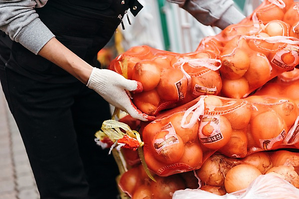 포토 JPG 주간 남자 양파 한명 20대 성인 야외 앞모습 신체부위 청춘 전시 한국인 운반 마트 팔 아르바이트 성인남자한명만 최저임금 비정규직 국내포토 자연요소 1 뷰포인트 컨셉 채소 비즈니스 사람 동양인 청년 경제 상점 남자한명만 성인남자만 파일형식