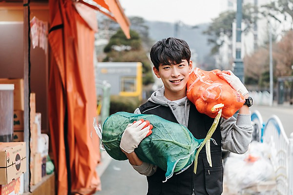 포토 JPG 주간 남자 양파 한명 미소 들기 상반신 20대 성인 야외 앞모습 청춘 한국인 운반 마트 아르바이트 성인남자한명만 최저임금 비정규직 국내포토 자연요소 1 뷰포인트 컨셉 채소 비즈니스 모션 표정 사람 동양인 청년 경제 상점 남자한명만 성인남자만 파일형식