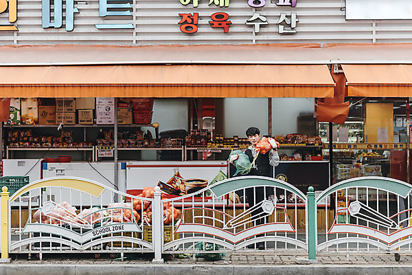 포토 JPG 주간 전신 남자 한명 20대 성인 야외 앞모습 청춘 전시 한국인 운반 상품 진열장 마트 아르바이트 성인남자한명만 최저임금 비정규직 국내포토 자연요소 1 뷰포인트 컨셉 비즈니스 사람 동양인 청년 경제 상점 남자한명만 성인남자만 파일형식