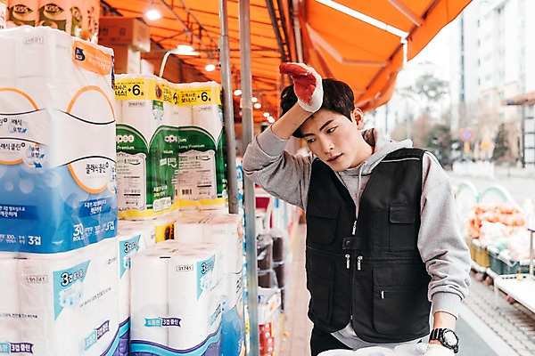 포토 JPG 주간 남자 한명 상반신 20대 성인 야외 앞모습 청춘 한국인 상품 땀 마트 닦기 아르바이트 두루마리화장지 힘듦 성인남자한명만 최저임금 비정규직 국내포토 자연요소 1 뷰포인트 컨셉 비즈니스 모션 사람 동양인 청년 경제 상점 화장지 남자한명만 성인남자만 파일형식