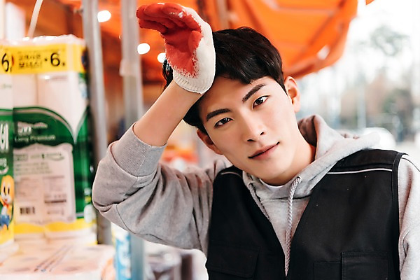 포토 JPG 주간 남자 한명 상반신 20대 성인 야외 앞모습 청춘 한국인 땀 마트 닦기 아르바이트 두루마리화장지 힘듦 성인남자한명만 최저임금 비정규직 국내포토 자연요소 1 뷰포인트 컨셉 비즈니스 모션 사람 동양인 청년 경제 상점 화장지 남자한명만 성인남자만 파일형식