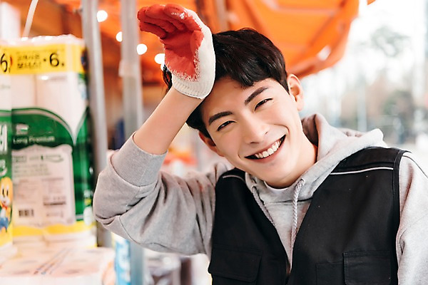 포토 JPG 주간 남자 한명 미소 상반신 20대 성인 야외 앞모습 청춘 한국인 땀 마트 닦기 아르바이트 두루마리화장지 힘듦 성인남자한명만 최저임금 비정규직 국내포토 자연요소 1 뷰포인트 컨셉 비즈니스 모션 표정 사람 동양인 청년 경제 상점 화장지 남자한명만 성인남자만 파일형식
