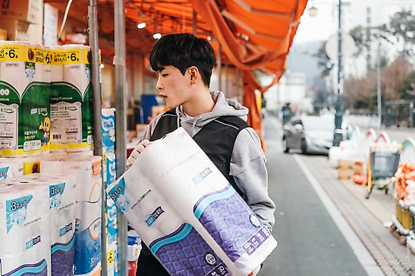 포토 JPG 주간 남자 한명 상반신 20대 성인 야외 옆모습 청춘 한국인 짐 운반 상품 마트 아르바이트 두루마리화장지 성인남자한명만 최저임금 비정규직 국내포토 자연요소 1 뷰포인트 컨셉 비즈니스 사람 동양인 청년 경제 상점 화장지 남자한명만 성인남자만 파일형식