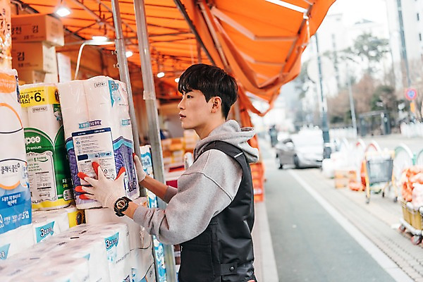 포토 JPG 주간 남자 한명 상반신 20대 성인 야외 옆모습 청춘 한국인 짐 운반 상품 마트 아르바이트 두루마리화장지 성인남자한명만 최저임금 비정규직 국내포토 자연요소 1 뷰포인트 컨셉 비즈니스 사람 동양인 청년 경제 상점 화장지 남자한명만 성인남자만 파일형식