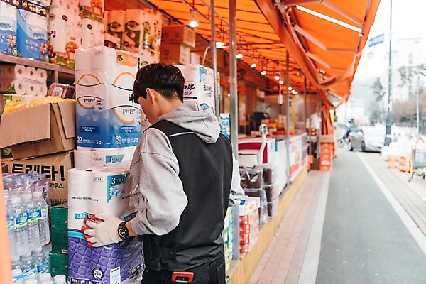 포토 JPG 주간 남자 한명 상반신 20대 성인 야외 뒷모습 청춘 한국인 짐 운반 상품 마트 아르바이트 두루마리화장지 성인남자한명만 최저임금 비정규직 국내포토 자연요소 1 뷰포인트 컨셉 비즈니스 사람 동양인 청년 경제 상점 화장지 남자한명만 성인남자만 파일형식
