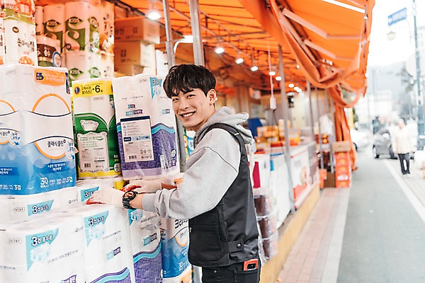 포토 JPG 주간 남자 한명 서기 상반신 20대 성인 야외 옆모습 청춘 전시 한국인 운반 상품 진열장 마트 아르바이트 두루마리화장지 성인남자한명만 최저임금 비정규직 국내포토 자연요소 1 뷰포인트 컨셉 비즈니스 모션 사람 동양인 청년 경제 상점 화장지 남자한명만 성인남자만 파일형식