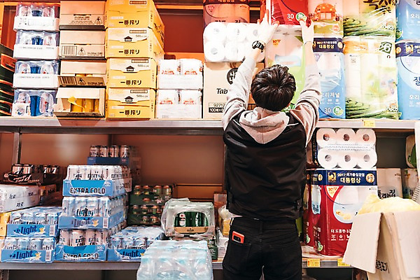 포토 JPG 남자 맥주 실내 한명 상반신 20대 성인 뒷모습 청춘 전시 한국인 짐 운반 상품 창고 진열장 마트 아르바이트 두루마리화장지 성인남자한명만 최저임금 비정규직 재고 국내포토 1 뷰포인트 컨셉 비즈니스 주류 사람 동양인 청년 내부 경제 상점 화장지 남자한명만 성인남자만 파일형식