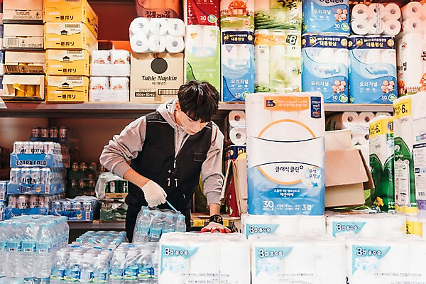 포토 JPG 남자 맥주 실내 한명 상반신 20대 성인 앞모습 청춘 한국인 짐 운반 상품 생수 창고 마트 아르바이트 두루마리화장지 흔들다리 성인남자한명만 내려보기 저염식 최저임금 비정규직 재고 국내포토 1 뷰포인트 컨셉 비즈니스 모션 주류 건강 사람 동양인 청년 내부 경제 상점 다리_건축물 화장지 물병 남자한명만 성인남자만 파일형식