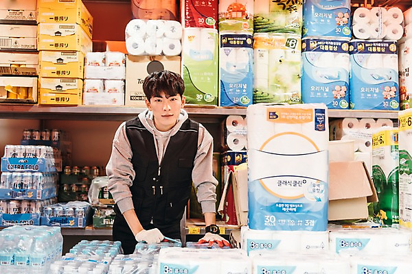 포토 JPG 남자 맥주 실내 한명 상반신 20대 성인 앞모습 청춘 한국인 짐 운반 상품 생수 창고 마트 아르바이트 두루마리화장지 성인남자한명만 최저임금 비정규직 재고 국내포토 1 뷰포인트 컨셉 비즈니스 주류 사람 동양인 청년 내부 경제 상점 화장지 물병 남자한명만 성인남자만 파일형식