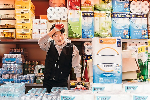 포토 JPG 주간 남자 맥주 한명 미소 상반신 20대 성인 야외 앞모습 청춘 전시 한국인 짐 운반 상품 창고 진열장 땀 마트 닦기 아르바이트 두루마리화장지 성인남자한명만 최저임금 비정규직 재고 국내포토 자연요소 1 뷰포인트 컨셉 비즈니스 모션 주류 표정 사람 동양인 청년 경제 상점 화장지 남자한명만 성인남자만 파일형식