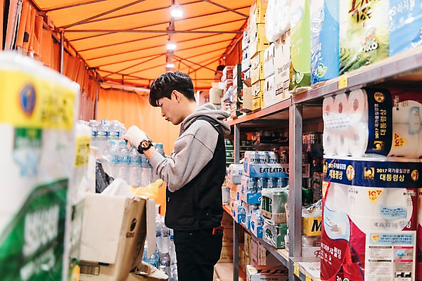 포토 JPG 남자 실내 한명 상반신 20대 성인 옆모습 청춘 전시 한국인 짐 운반 상품 생수 창고 진열장 마트 아르바이트 성인남자한명만 최저임금 비정규직 재고 국내포토 1 뷰포인트 컨셉 비즈니스 사람 동양인 청년 내부 경제 상점 물병 남자한명만 성인남자만 파일형식